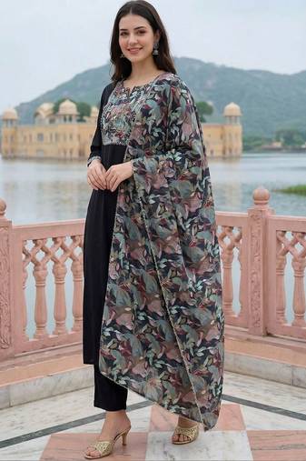 Women Floral Embroidered Regular Thread Work Kurta with Trousers & With Dupatta