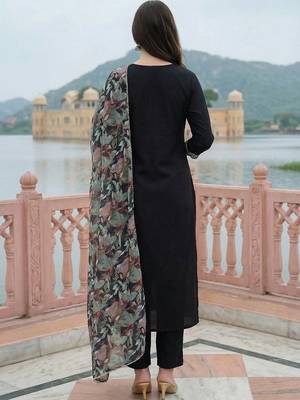 Women Floral Embroidered Regular Thread Work Kurta with Trousers & With Dupatta 2