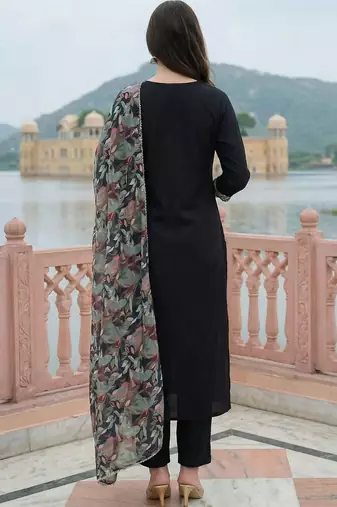 Women Floral Embroidered Regular Thread Work Kurta with Trousers & With Dupatta