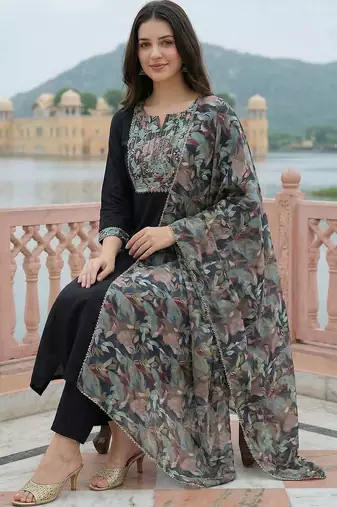 Women Floral Embroidered Regular Thread Work Kurta with Trousers & With Dupatta