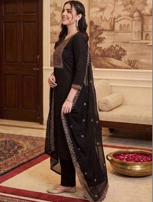 Women Ethnic Motifs Embroidered Regular Thread Work Kurta with Trousers & With Dupatta 3