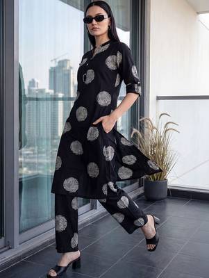 Women Printed Regular Kurta with Trousers 1