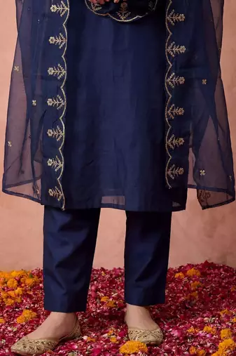 Women Ethnic Motifs Embroidered Regular Thread Work Kurta with Trousers & With Dupatta