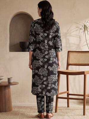 Women Floral Printed Regular Pure Cotton Kurta with Trousers 4