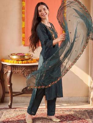 Women Floral Embroidered Regular Thread Work Kurta With Trousers & Dupatta 1