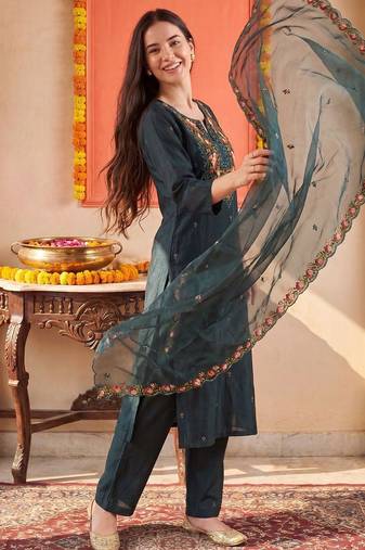 Women Floral Embroidered Regular Thread Work Kurta With Trousers & Dupatta