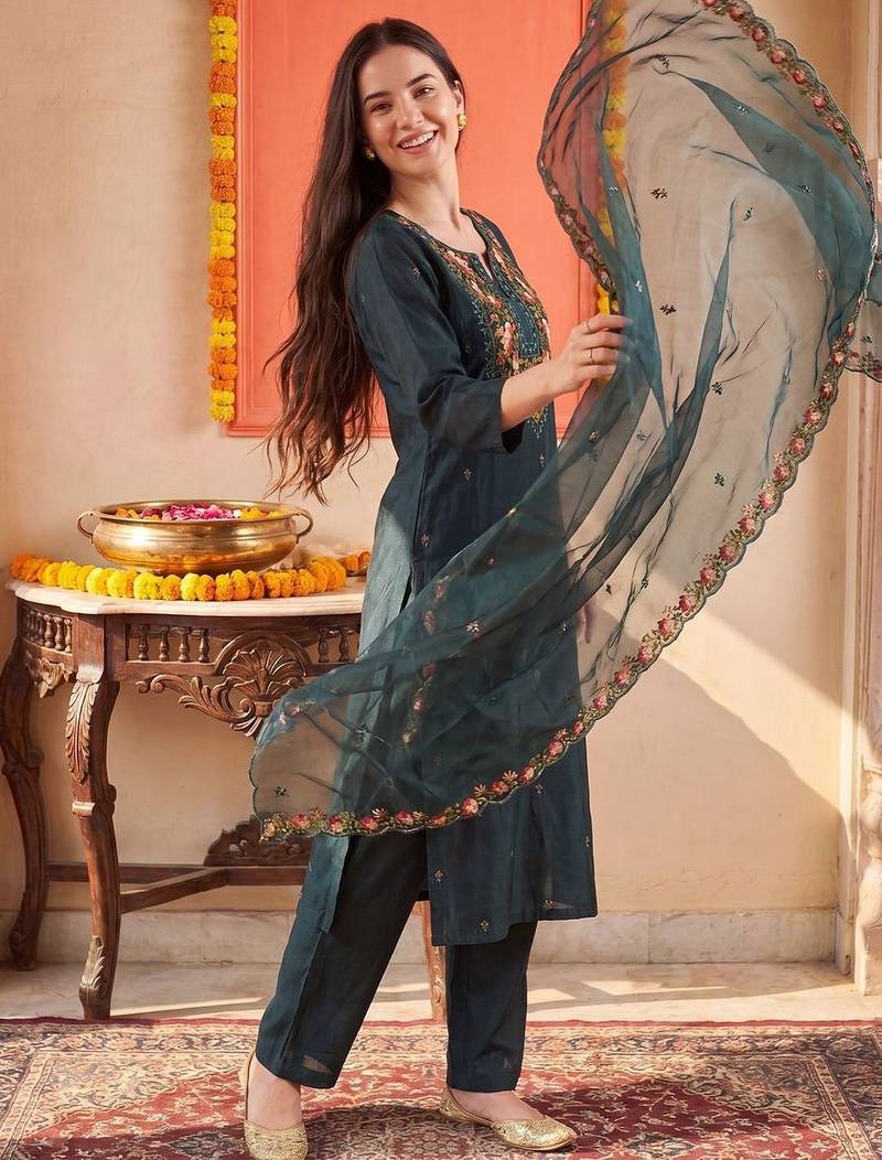 Women Floral Embroidered Regular Thread Work Kurta With Trousers & Dupatta
