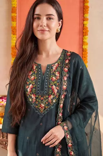 Women Floral Embroidered Regular Thread Work Kurta With Trousers & Dupatta