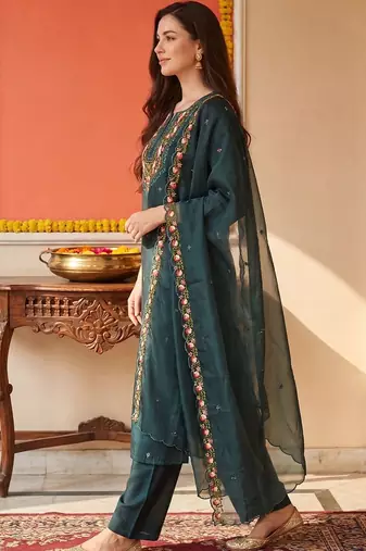 Women Floral Embroidered Regular Thread Work Kurta With Trousers & Dupatta