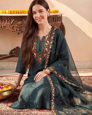 Women Floral Embroidered Regular Thread Work Kurta With Trousers & Dupatta 5