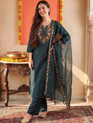 Women Floral Embroidered Regular Thread Work Kurta With Trousers & Dupatta 6