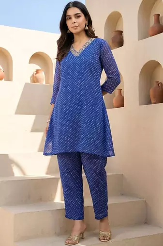 Women Ethnic Motifs Printed Regular Thread Work Kurti with Trousers