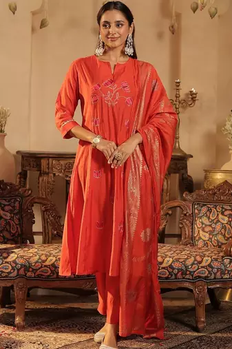 Women Floral Embroidered Regular Thread Work Kurta with Trousers & With Dupatta