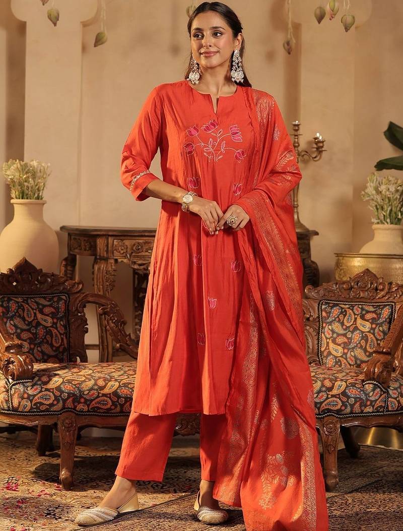 Women Floral Embroidered Regular Thread Work Kurta with Trousers & With Dupatta