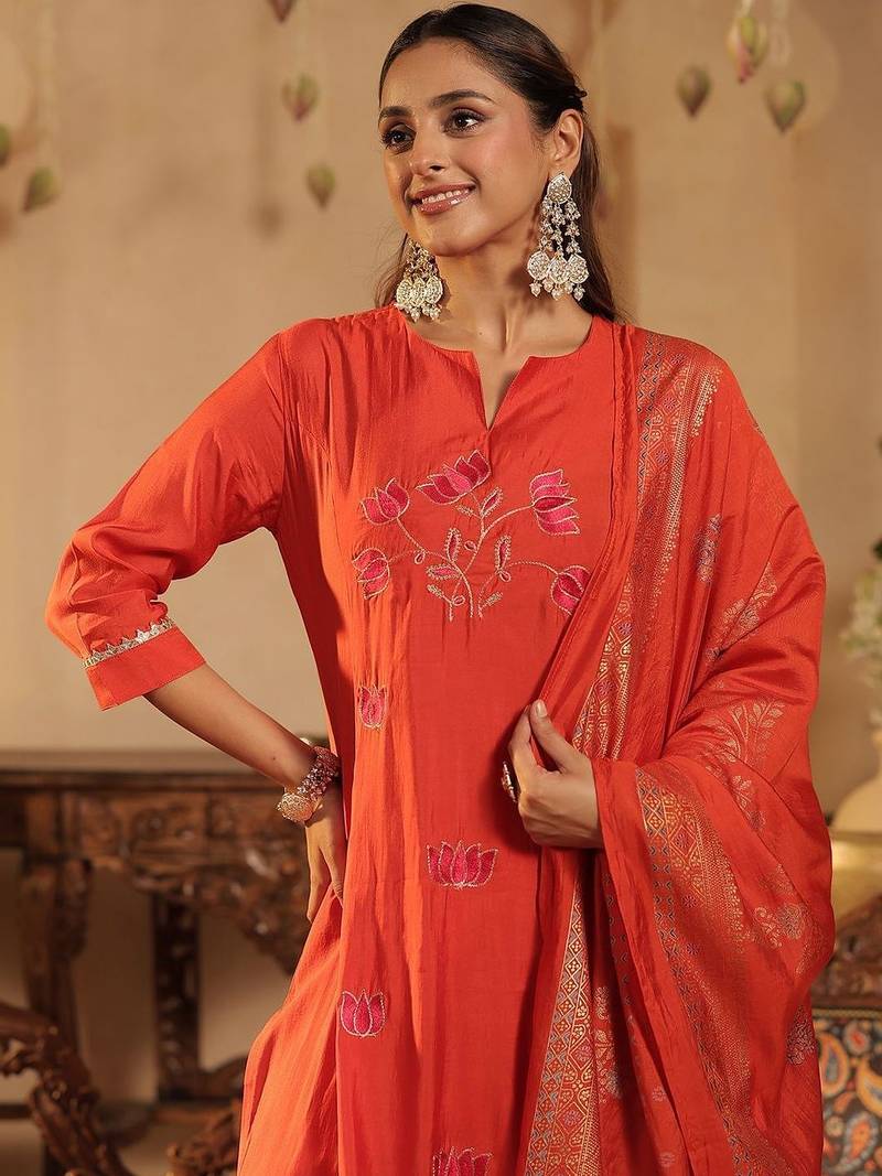 Women Floral Embroidered Regular Thread Work Kurta with Trousers & With Dupatta