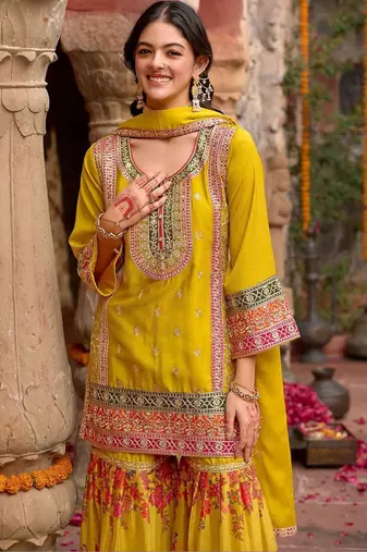 Women Floral Embroidered Regular Kurta with Sharara & With Dupatta