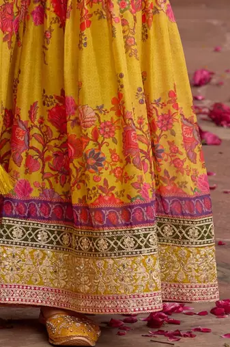 Women Floral Embroidered Regular Kurta with Sharara & With Dupatta