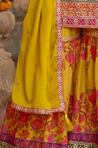 Women Floral Embroidered Regular Kurta with Sharara & With Dupatta