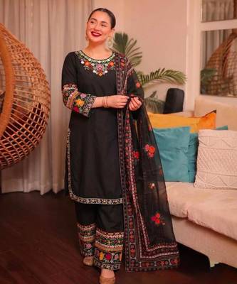Black crepe embroidered salwar kameez 3