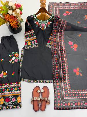 Black crepe embroidered salwar kameez 4