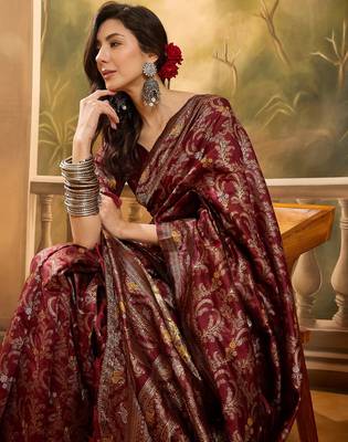 maroon banarasi jacquard saree with rich zari weaving, mina & lace work on pallu 2