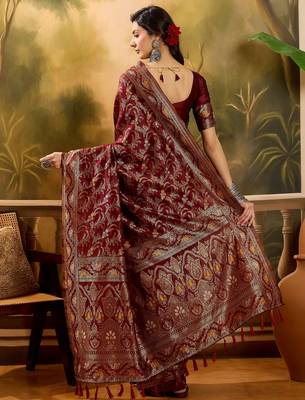 maroon banarasi jacquard saree with rich zari weaving, mina & lace work on pallu 4