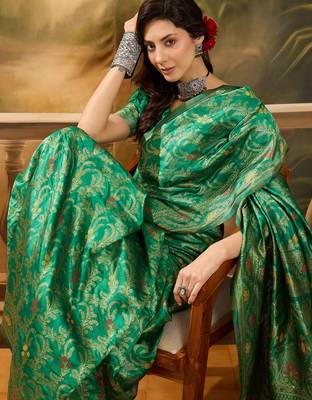 green banarasi jacquard saree with elegant zari weaving & tassel pallu     includes unstitched blouse 2