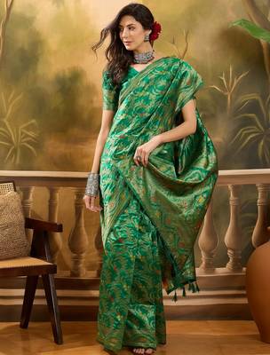 green banarasi jacquard saree with elegant zari weaving & tassel pallu     includes unstitched blouse 3
