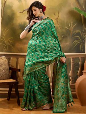 green banarasi jacquard saree with elegant zari weaving & tassel pallu     includes unstitched blouse 4
