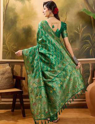 green banarasi jacquard saree with elegant zari weaving & tassel pallu     includes unstitched blouse 5