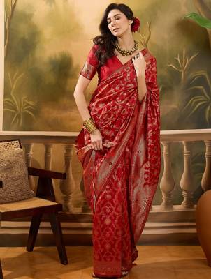 red banarasi jacquard saree with rich zari weaving & tassel pallu     includes unstitched blouse 3