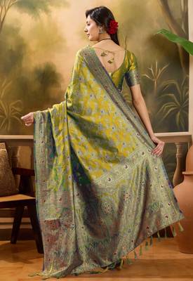 elegant green banarasi jacquard saree with rich zari weaving & tassel pallu     unstitched blouse 4