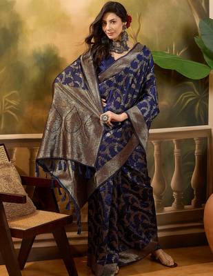 navy blue banarasi jacquard saree with golden zari weaving & tassel pallu     unstitched blouse 4