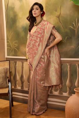 peach banarasi jacquard saree with golden zari weaving & tassel pallu     unstitched blouse 3