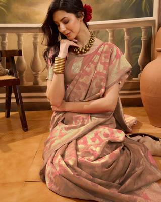 peach banarasi jacquard saree with golden zari weaving & tassel pallu     unstitched blouse 5