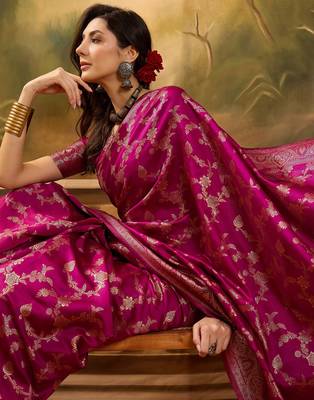 magenta banarasi jacquard saree with golden zari weaving & tassel pallu     unstitched blouse 2