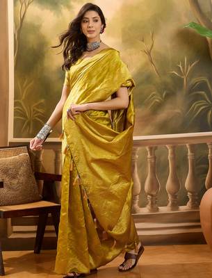 golden banarasi jacquard sari with elegant zari weaving & tassel detailed pallu     unstitched blouse 3