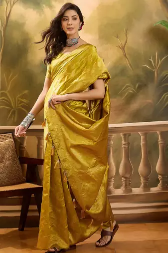 golden banarasi jacquard sari with elegant zari weaving & tassel detailed pallu     unstitched blouse