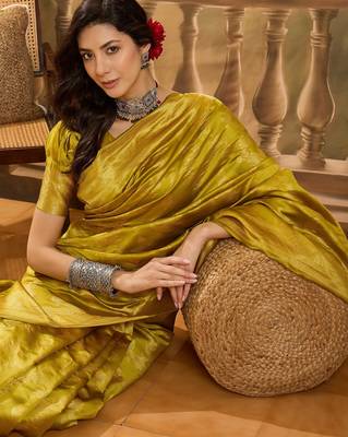 golden banarasi jacquard sari with elegant zari weaving & tassel detailed pallu     unstitched blouse 4