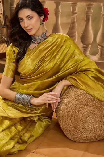 golden banarasi jacquard sari with elegant zari weaving & tassel detailed pallu     unstitched blouse