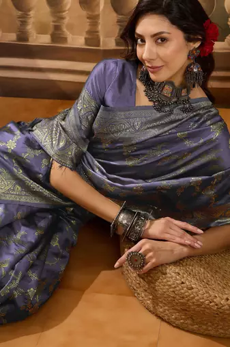 lavender banarasi jacquard saree with elegant zari weaving & tassel pallu     unstitched blouse