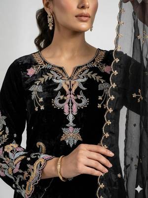 Black glass roman kurta pant set with organza dupatta 2