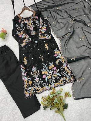 Black glass roman kurta pant set with organza dupatta 3
