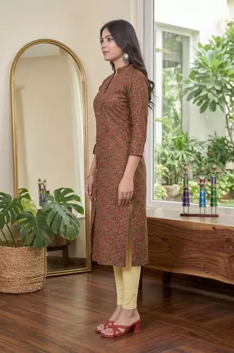 Maroon cotton blend geometric printed kurta for women