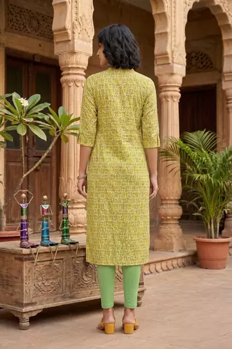 Yellow cotton blend geometric printed kurta for women
