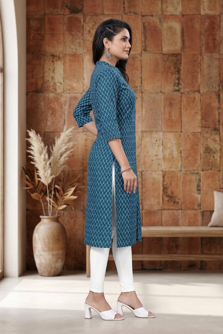 Blue cotton blend geometric printed kurta for women