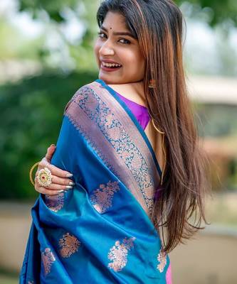 Floral Zari Banarasi Saree 3