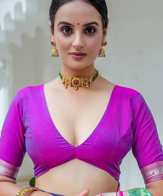 Floral Zari Banarasi Saree 5