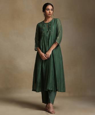 Bottle green embroidered chanderi long kurti set 3
