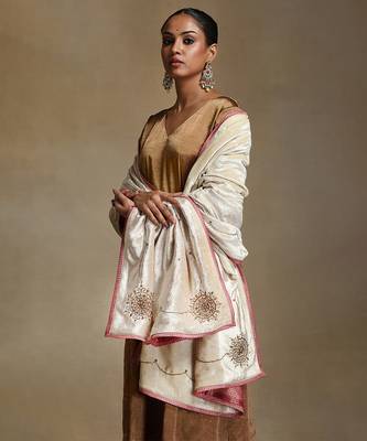 Off white hand embroidered velvet doshala 2